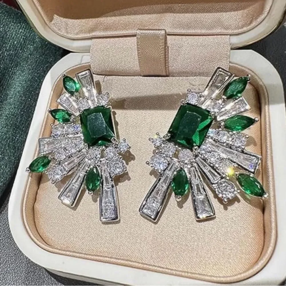 💚 NEW Elegant Green and Silver Starburst Statement Earrings 💚